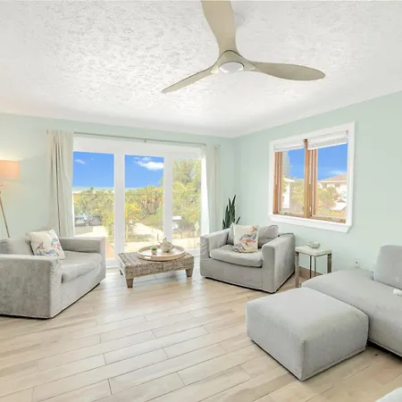 Oceanview Penthouse, In Village, 30-Steps To Best Beach, Tiki-Bar, Free Bikes And Paddle-Boards!